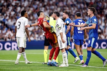 Rifirrafe entre Gerónimo Rulli y Daniel Carvajal. 