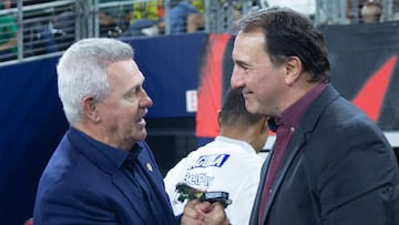 AMDEP6151. ARLINGTON (ESTADOS UNIDOS), 11/10/2025.- El entrenador de Colombia Néstor Lorenzo (d) saluda a su homólogo de México Javier Aguirre este sábado, durante un partido de preparación para la Copa Mundial 2026 entre México y Colombia en el estadio AT&T en Arlington (EE.UU.). EFE/ Carlos Ramírez