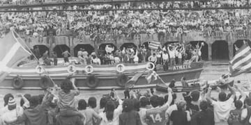 La plantilla del Athletic de Bilbao, paseando por el río en la gabarra durante las celebraciones de 1984