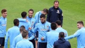 Los jugadores atléticos durante el entrenamiento.