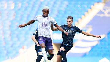 SAN SEBASTIAN, SPAIN - JULY 16:Jon Karrikaburu of Real Sociedad duels for the ball with Ado Onaiwu of Toulouse Football Club during the Friendly Match between Real Sociedad and Toulouse Football Club at Reale Arena on July 16, 2022 in San Sebastian, Spain. (Photo by Juan Manuel Serrano Arce/Getty Images)