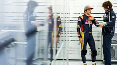 Carlos Sainz conversa con su ingeniero de pista durante el GP Gran Bretaña.