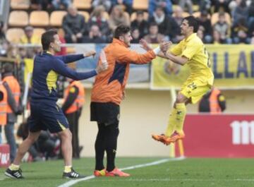 El delantero del Villarreal Jonathan Pereira celebra el gol del 1-1 ante el Elche, durante el partido de la trigésima primera jornada de liga de Primera División disputado esta tarde en el estadio de El Madrigal.