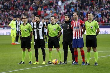 Morales y Godín han sido los capitanes del encuentro y Prieto Iglesias ha sido el encargado de arbitrar el partido. 
