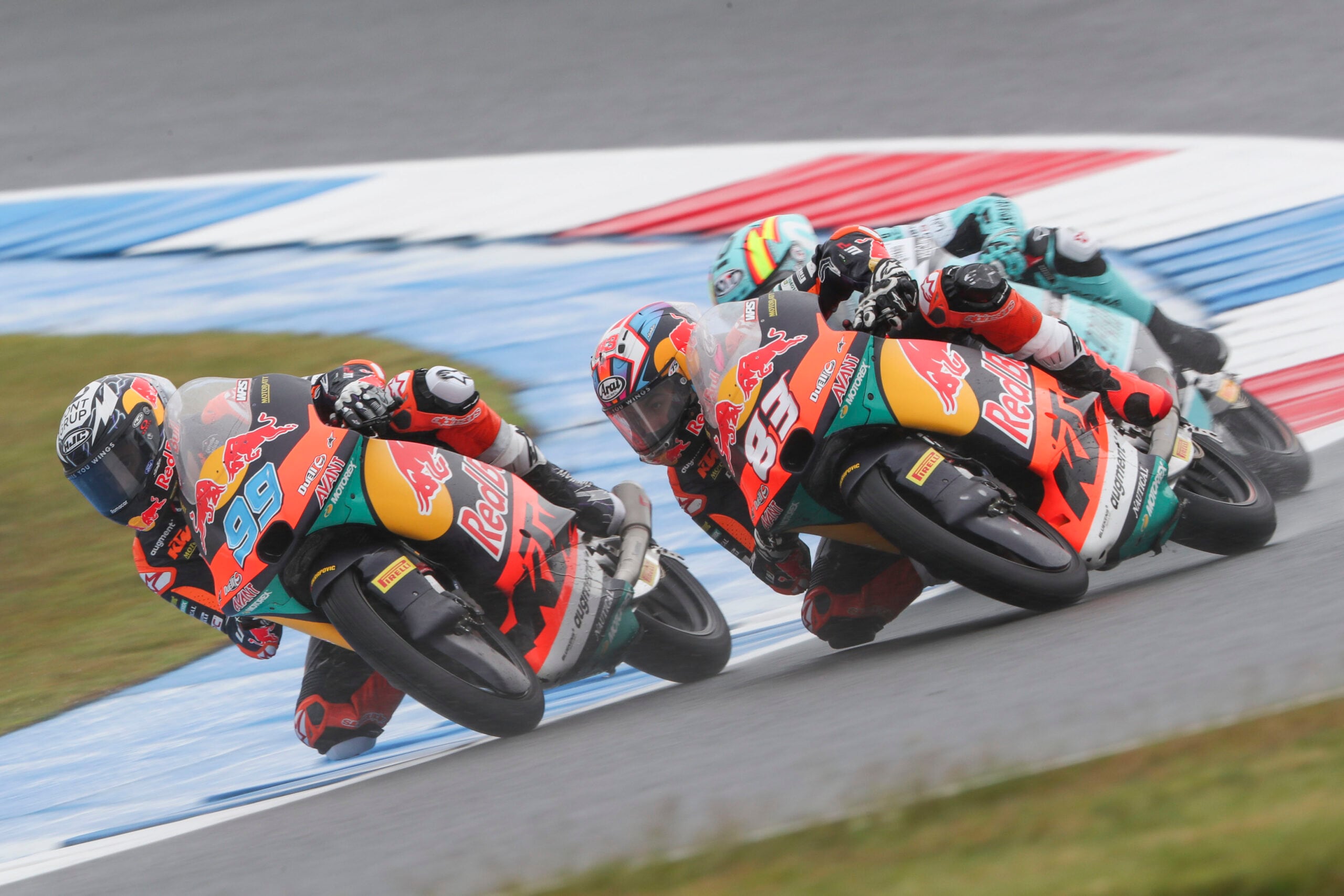José Antonio Ruda lidera con la motocicleta Red Bull KTM Moto 3.