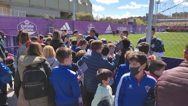 Baño de multitudes con Monchu, pero sin Weissman