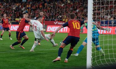 1-1. Yilmaz se hace con el balón en segundo palo, conecta con Denis Gül que remata de escorzo para batir a Unai Simón.