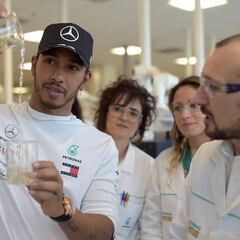 Hamilton: "Diría que va a ser el año más duro para Mercedes"