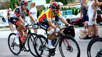 Sergio Higuita durante una etapa del Tour de Polonia 2022.