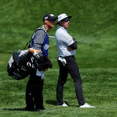 How much money do professional caddies make?