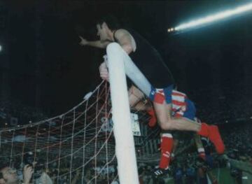Kiko celebrando un triunfo del Atlético de Madrid encima de la portería.