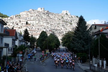 El pelotón durante la sexta etapa del Giro de Italia 2020, una ruta de 188 kilómetros entre Castrovillari y Matera