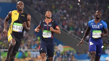 Jamaica&#039;s Usain Bolt (L) reacts after he crossed the finish line next to France&#039;s Jimmy Vicaut (C) and USA&#039;s Justin Gatlin to win the Men&#039;s 100m Final during the athletics event at the Rio 2016 Olympic Games at the Olympic Stadium in Rio de Janeiro on August 14, 2016.   / AFP PHOTO / OLIVIER MORIN