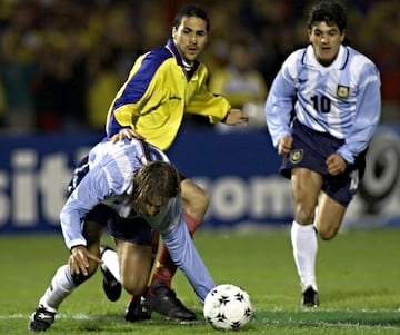 Yepes contra Batistuta en un partido frente a Argentina por la Eliminatoria a Corea y Japón.