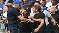 Tottenham Hotspur's Italian head coach Antonio Conte (R) and Chelsea's German head coach Thomas Tuchel (L) shake hands then clash after the English Premier League football match between Chelsea and Tottenham Hotspur at Stamford Bridge in London on August 14, 2022. - The game finished 2-2. - RESTRICTED TO EDITORIAL USE. No use with unauthorized audio, video, data, fixture lists, club/league logos or 'live' services. Online in-match use limited to 120 images. An additional 40 images may be used in extra time. No video emulation. Social media in-match use limited to 120 images. An additional 40 images may be used in extra time. No use in betting publications, games or single club/league/player publications. (Photo by Glyn KIRK / AFP) / RESTRICTED TO EDITORIAL USE. No use with unauthorized audio, video, data, fixture lists, club/league logos or 'live' services. Online in-match use limited to 120 images. An additional 40 images may be used in extra time. No video emulation. Social media in-match use limited to 120 images. An additional 40 images may be used in extra time. No use in betting publications, games or single club/league/player publications. / RESTRICTED TO EDITORIAL USE. No use with unauthorized audio, video, data, fixture lists, club/league logos or 'live' services. Online in-match use limited to 120 images. An additional 40 images may be used in extra time. No video emulation. Social media in-match use limited to 120 images. An additional 40 images may be used in extra time. No use in betting publications, games or single club/league/player publications. (Photo by GLYN KIRK/AFP via Getty Images)