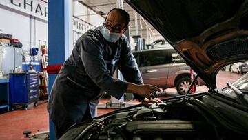 Un trabajador inspecciona un veh&iacute;culo en talleres Otman