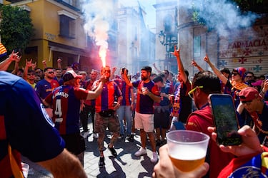 Aficionados del Barcelona y del Real Madrid disfrutan por las calles de Sevilla de las horas previas a la final de Copa. 