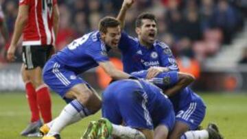 Diego Costa celebra junto a Azpilicueta, Mikel e Ivanovic el gol que le daba la victoria al Chelsea.