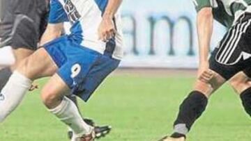 <b>IMPRESCINDIBLE. </b>Iván de la Peña trata de hacer una asistencia en una jugada ante el Artmedia de Bratislava.