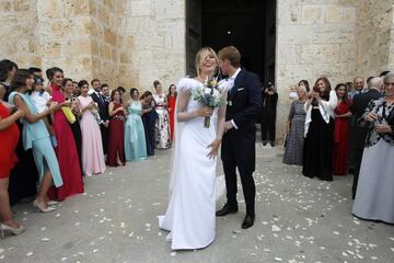 La pareja ya casada saliendo de la iglesia. 