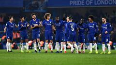 Azpilicueta (espa&ntilde;ol), Emerson (italiano), Giroud (franc&eacute;s), David Luiz (portugu&eacute;s), Rudiger (alem&aacute;n), Kovacic (croata), Jorginho (italiano), Kant&eacute; (franc&eacute;s), Willian (brasile&ntilde;o) y Hazard (belga) celebran l