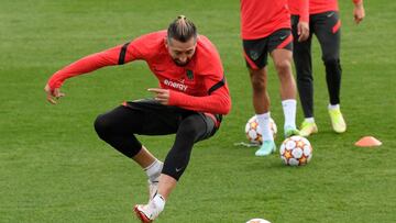 H&eacute;ctor Herrera durante un entrenamiento con el Atl&eacute;tico de Madrid