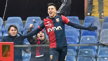 Giovanni Pablo Simeone, celebrando un gol del Genoa ante el Crotone.