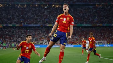 MÚNICH (ALEMANIA), 09/07/2024.- El centrocampista de la selección española Dani Olmo celebra tras marcar el segundo gol ante Francia, durante el partido de semifinales de la Eurocopa de fútbol que España y Francia disputan este martes en Múnich. EFE/Alberto Estévez