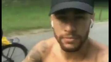 Neymar paseando en bicicleta.