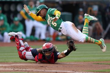  Tony Kemp, de los Oakland Athletics, realiza un espectacular salto sobre Jorge Alfaro, el catcher de los Boston Red Sox, para tratar de anotar una carrera tras un wild pitch (cuando el catcher no atrapa el lanzamiento del pitcher). Kemp fue finalmente eliminado en esa jugada, pero los As se impusieron de todas formas por 3-0.