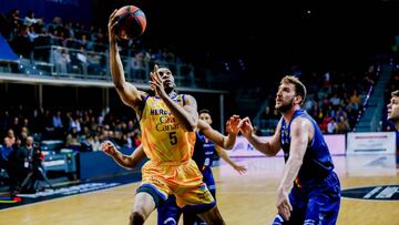 Stan Okoye lanza para anotar ante el MoraBanc Andorra.