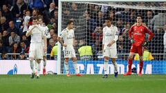 Los jugadores del Real Madrid, desolados tras un gol del Ajax.