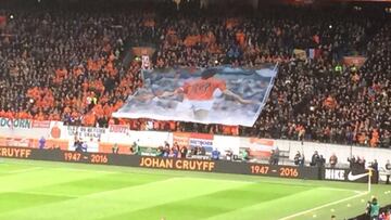 Holanda homenajeó a Cruyff: el partido se paró en el minuto 14
