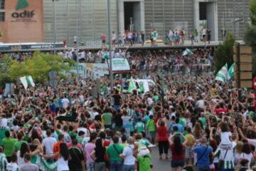 El Córdoba festeja el ascenso con su afición