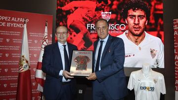 Francisco, junto al presidente del Sevilla José Castro.