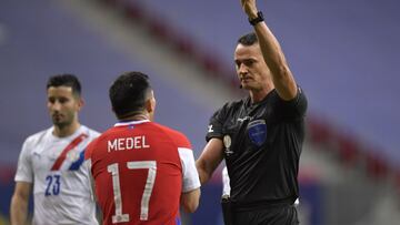 BRASILIA, BRAZIL - JUNE 24: Referee Wilmar Roldan shows a yellow card to Gary Medel of Chile during a Group A match between Chile and Paraguay as part of Copa America Brazil 2021 at Mane Garrincha Stadium on June 24, 2021 in Brasilia, Brazil. (Photo by Pedro Vilela/Getty Images)