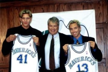 La camiseta que vivió un cambio de era en Dallas. Draftearon a Dirk Nowitzki y Steve Nash en 1998 y la franquicia dio un vuelco.