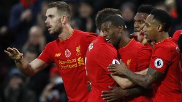 Liverpool golea en casa y toma el liderato de la Premier League