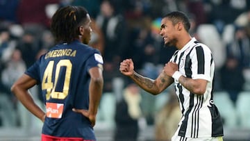 Soccer Football - Serie A - Juventus vs Genoa - Allianz Stadium, Turin, Italy - January 22, 2018   Juventus&rsquo; Douglas Costa celebrates scoring their first goal as Genoa&#039;s Stephane Omeonga looks dejected          REUTERS/Massimo Pinca