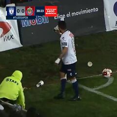 Bañan en cerveza a Rubens Sambueza y simula darle un trago