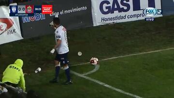 Bañan en cerveza a Rubens Sambueza y simula darle un trago