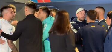 El fuerte encontrón de Zaldivia con un jugador de Everton en camarines: debieron separarlos