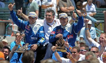 2010. Carlos Sainz y Lucas Cruz ganan la 31ª edición del Dakar, segunda vez consecutiva en América del Sur, disputada en Chile y Argentina con el Volkswagen Race Touareg II.