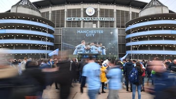 Aficionados del Manchester City reunidos fuera del Etihad Stadium antes de un partido de esta temporada de la Premier.