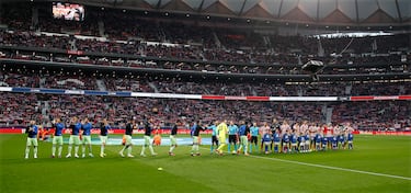 Los jugadores de ambos equipos se saludan antes del inicio del encuentro. 