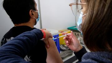 Santiago, 21 de mayo de 2022. l
Gran afluencia de personas se registra en el Vacunatorio del Estadio Bicentenario de la Florida.
Javier Salvo/Aton Chile