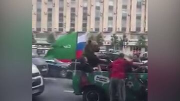 Un oso celebra la aplastante victoria de Rusia sobre Arabia