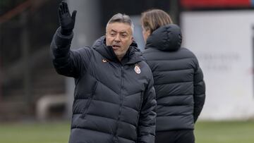 Doménec Torrent, entrenador del Galatasaray, durente un entrenamiento con el equipo.