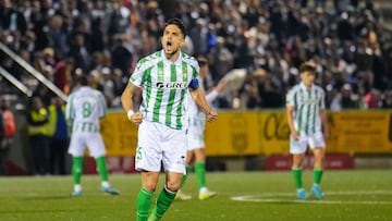 SANT ANDREU DE PALOMAR (BARCELONA), 04/12/2024.- El defensa del Betis, Marc Bartra, celebra el segundo gol del equipo andaluz durante el encuentro correspondiente a la segunda ronda de la Copa del Rey que disputan hoy miércoles Unió Esportiva Sant Andreu y Betis en el campo municipal Narcis Sala de Sant Andreu, en Barcelona. EFE / Alejandro García.