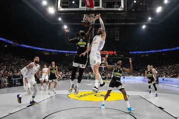 Dzanan Musa encara el aro frente a Mathias Lessort.